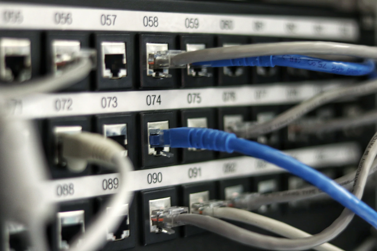 Fileiras de racks de servidores em um centro de dados